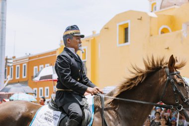 5 Mayıs muharebesinin temsilcisi, Puebla eyaletindeki 5 Mayıs muharebesinin yıldönümünde sivil geçitte yürüyüş
