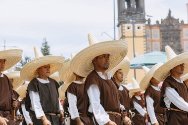 5 Mayıs muharebesinin temsilcisi, Puebla eyaletindeki 5 Mayıs muharebesinin yıldönümünde sivil geçitte yürüyüş