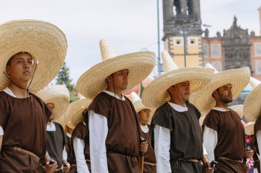 5 Mayıs muharebesinin temsilcisi, Puebla eyaletindeki 5 Mayıs muharebesinin yıldönümünde sivil geçitte yürüyüş