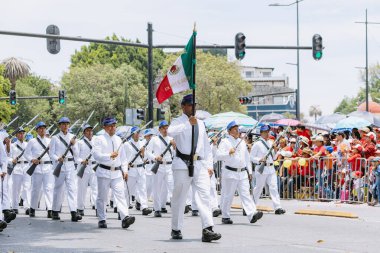 5 Mayıs muharebesinin temsilcisi, Puebla eyaletindeki 5 Mayıs muharebesinin yıldönümünde sivil geçitte yürüyüş