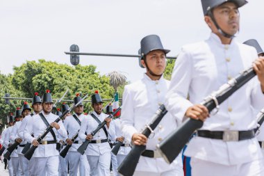 5 Mayıs muharebesinin temsilcisi, Puebla eyaletindeki 5 Mayıs muharebesinin yıldönümünde sivil geçitte yürüyüş