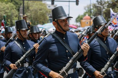 5 Mayıs muharebesinin temsilcisi, Puebla eyaletindeki 5 Mayıs muharebesinin yıldönümünde sivil geçitte yürüyüş