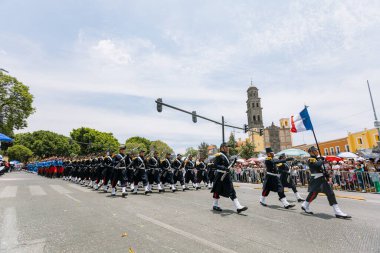 Puebla, Meksika; 5 Mayıs 2023: Meksika askerleri Puebla eyaletindeki 5 Mayıs muharebesinin yıldönümünde sivil geçit töreninde yürüdüler