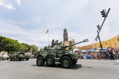 Puebla, Meksika; 5 Mayıs 2023: Meksika askerleri Puebla eyaletindeki 5 Mayıs muharebesinin yıldönümünde sivil geçit töreninde yürüdüler