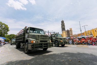 Puebla, Meksika; 5 Mayıs 2023: Meksika askerleri Puebla eyaletindeki 5 Mayıs muharebesinin yıldönümünde sivil geçit töreninde yürüdüler
