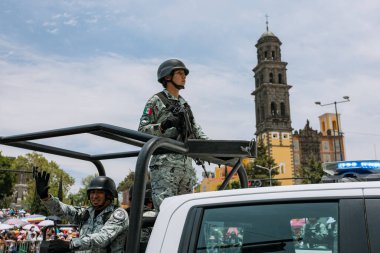 Puebla, Meksika; 5 Mayıs 2023: Meksika askerleri Puebla eyaletindeki 5 Mayıs muharebesinin yıldönümünde sivil geçit töreninde yürüdüler