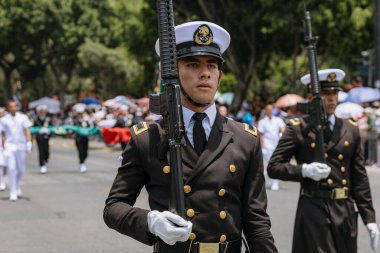 Puebla, Meksika; 5 Mayıs 2023: Meksika askerleri Puebla eyaletindeki 5 Mayıs muharebesinin yıldönümünde sivil geçit töreninde yürüdüler