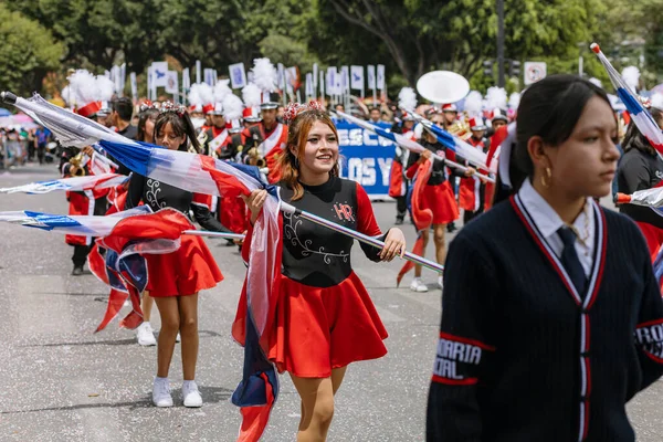 5 Mayıs muharebesinin temsilcisi olan öğrenciler, 5 Mayıs 'ta Puebla eyaletinde düzenlenen savaşın yıldönümünde sivil geçitte yürüyüş yaptılar.