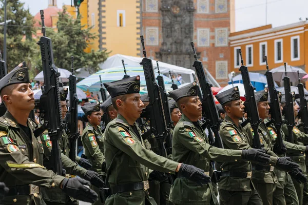 푸에블라주에서 있었던 전투를 기념하여 있었던 열병식에서 행진하는 — 스톡 사진