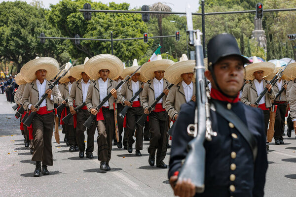Представление сражения 5 мая, шествие на гражданском параде в годовщину битвы 5 мая в штате Пуэбла