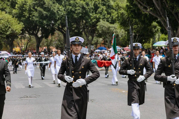 Puebla México Mayo 2023 Soldados Mexicanos Marchan Desfile Cívico Aniversario —  Fotos de Stock
