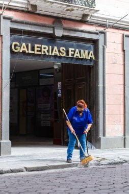 Vatandaşlar, Popocateptl patlaması sırasında 21 Mayıs 'ta meydana gelen Popocateptl' den düşen volkanik kül nedeniyle sokakları tarıyorlar.