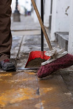 Vatandaşlar, Popocateptl patlaması sırasında 21 Mayıs 'ta meydana gelen Popocateptl' den düşen volkanik kül nedeniyle sokakları tarıyorlar.