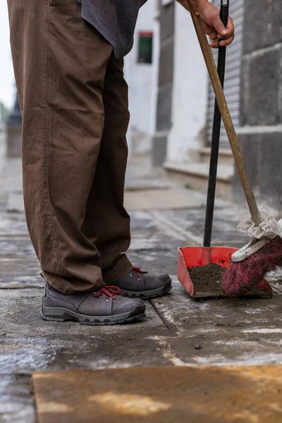 Vatandaşlar, Popocateptl patlaması sırasında 21 Mayıs 'ta meydana gelen Popocateptl' den düşen volkanik kül nedeniyle sokakları tarıyorlar.