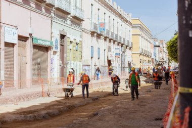 İnşaat işçileri Puebla Tarih Merkezi 'nde bir caddeyi onarmak için çalışıyorlar.