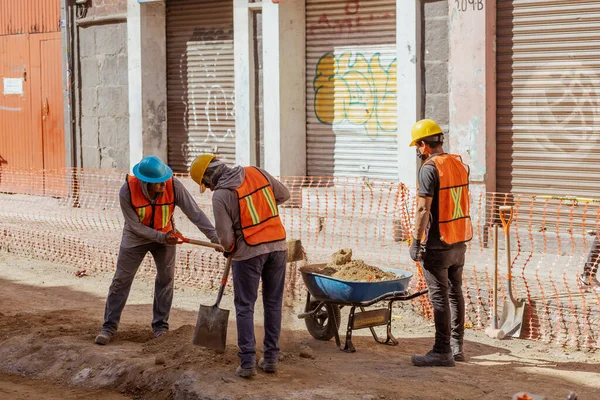 İnşaat işçileri Puebla Tarih Merkezi 'nde bir caddeyi onarmak için çalışıyorlar.