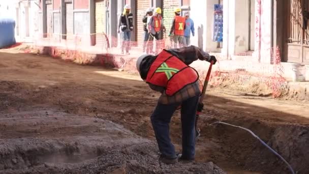 建設労働者はプエブラの歴史的中心部の通りを修復するために働く — ストック動画