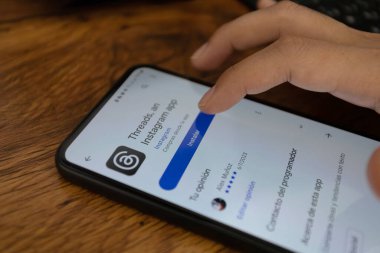 İnsanlar Twitter 'a alternatif olarak Başlık uygulamasını hevesle indiriyor. Sosyal medya uygulama teknolojisi kavramı.
