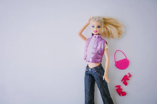 Portret Van Een Traditionele Barbie Pop Een Paars Vest Blauwe Stockafbeelding