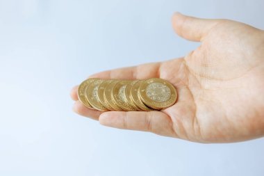 Para bir kadının ellerindeydi. 10 Meksika pezosu. Meksika 'da tasarruf ve ekonomi