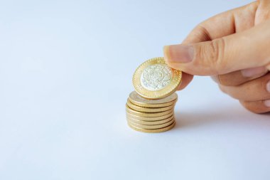 Para bir kadının ellerindeydi. 10 Meksika pezosu. Meksika 'da tasarruf ve ekonomi