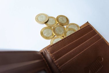 Cüzdanın yanındaki bozuk paralar. 10 Meksika pezosu. Meksika 'da tasarruf ve ekonomi