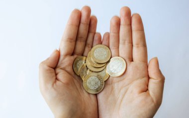 Para bir kadının ellerindeydi. 10 Meksika pezosu. Meksika 'da tasarruf ve ekonomi