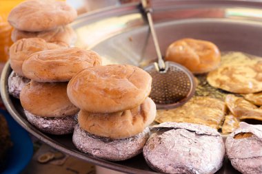 Pelonaları ve tostları hazırlamak için yağlı Comal