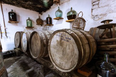 Mahzenin eski mahzeninde fıçılar