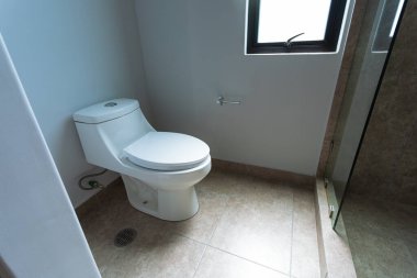 Yeni evi olan modern banyo.