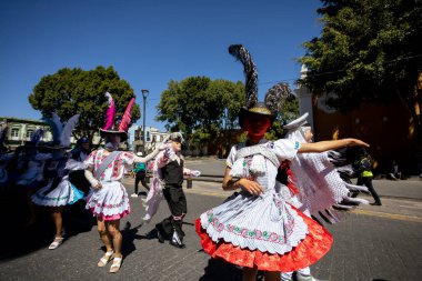 Meksika karnavalı, Meksikalı dansçılar Meksika 'da tipik parlak Meksikalı kostümleriyle 