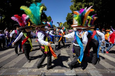 Meksika karnavalı, Meksikalı dansçılar Meksika 'da tipik parlak Meksikalı kostümleriyle 