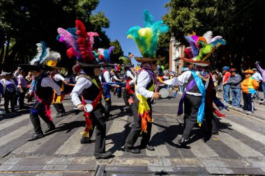 Meksika karnavalı, Meksikalı dansçılar Meksika 'da tipik parlak Meksikalı kostümleriyle 