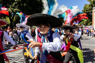 Meksika karnavalı, Meksikalı dansçılar Meksika 'da tipik parlak Meksikalı kostümleriyle 