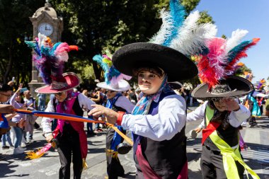 Meksika karnavalı, Meksikalı dansçılar Meksika 'da tipik parlak Meksikalı kostümleriyle 