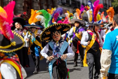 Meksika karnavalı, Meksikalı dansçılar Meksika 'da tipik parlak Meksikalı kostümleriyle 