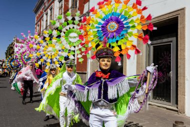 Meksika karnavalı, Meksikalı dansçılar Meksika 'da tipik parlak Meksikalı kostümleriyle 