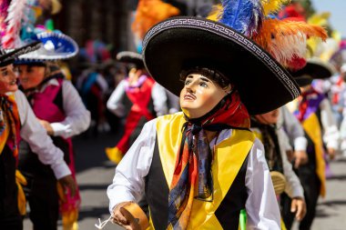 Meksika karnavalı, Meksikalı dansçılar Meksika 'da tipik parlak Meksikalı kostümleriyle 