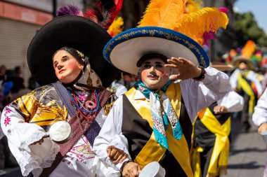 Meksika karnavalı, Meksikalı dansçılar Meksika 'da tipik parlak Meksikalı kostümleriyle 