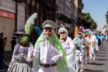 Meksika karnavalı, Meksikalı dansçılar Meksika 'da tipik parlak Meksikalı kostümleriyle 