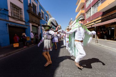 Meksika karnavalı, Meksikalı dansçılar Meksika 'da tipik parlak Meksikalı kostümleriyle 