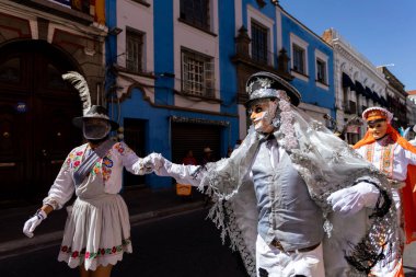Meksika karnavalı, Meksikalı dansçılar Meksika 'da tipik parlak Meksikalı kostümleriyle 