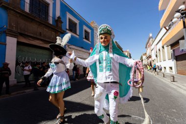 Meksika karnavalı, Meksikalı dansçılar Meksika 'da tipik parlak Meksikalı kostümleriyle 