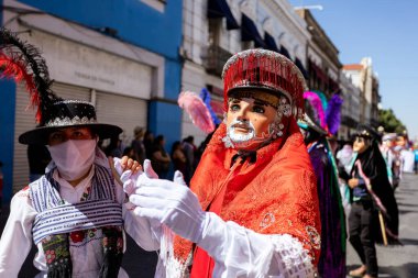 Meksika karnavalı, Meksikalı dansçılar Meksika 'da tipik parlak Meksikalı kostümleriyle 