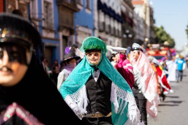 Meksika karnavalı, Meksikalı dansçılar Meksika 'da tipik parlak Meksikalı kostümleriyle 