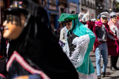 Meksika karnavalı, Meksikalı dansçılar Meksika 'da tipik parlak Meksikalı kostümleriyle 