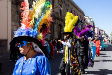 Meksika karnavalı, Meksikalı dansçılar Meksika 'da tipik parlak Meksikalı kostümleriyle 
