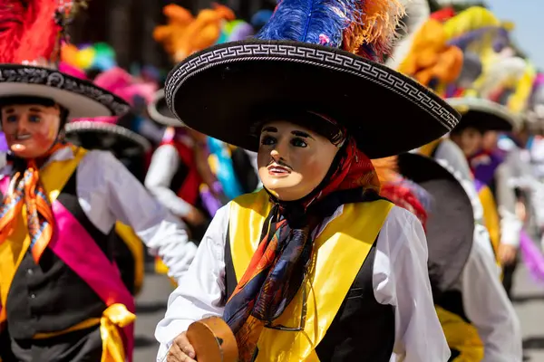 Meksika karnavalı, Meksikalı dansçılar Meksika 'da tipik parlak Meksikalı kostümleriyle 