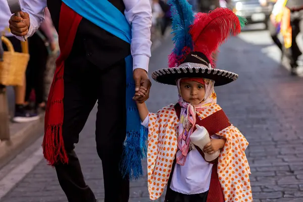 Meksika karnavalı, Meksikalı dansçılar Meksika 'da tipik parlak Meksikalı kostümleriyle 