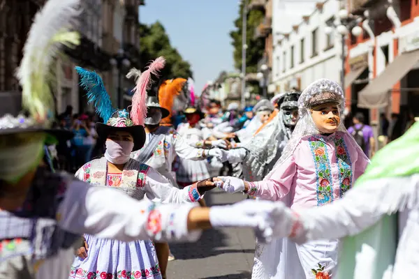 Meksika karnavalı, Meksikalı dansçılar Meksika 'da tipik parlak Meksikalı kostümleriyle 